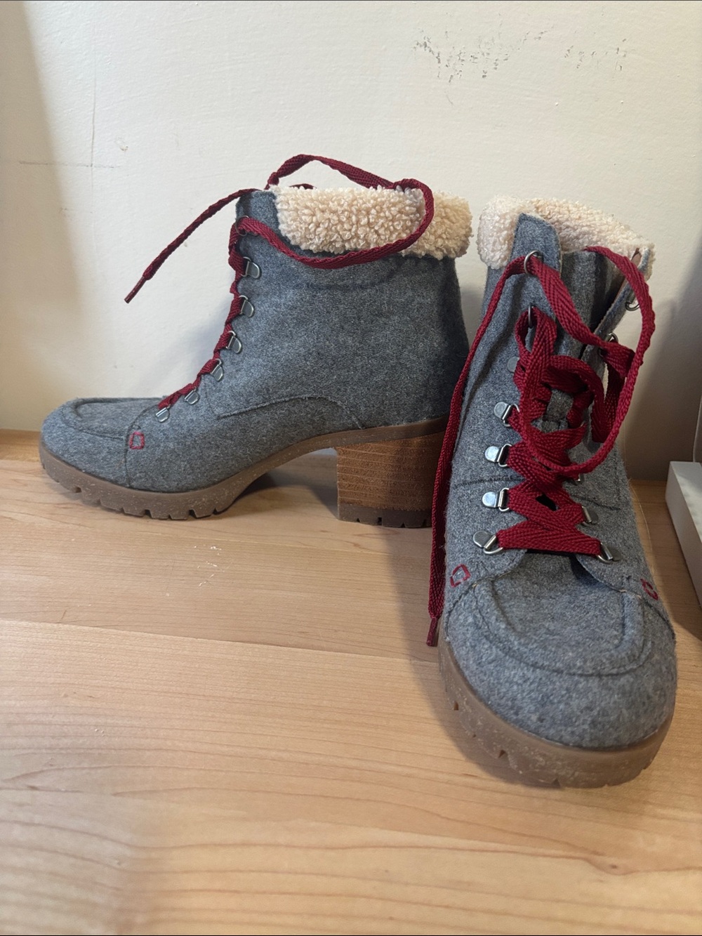 Korks‎ Women’s Gray Wool Lace-Up Ankle Boots with Red Laces size 8.5